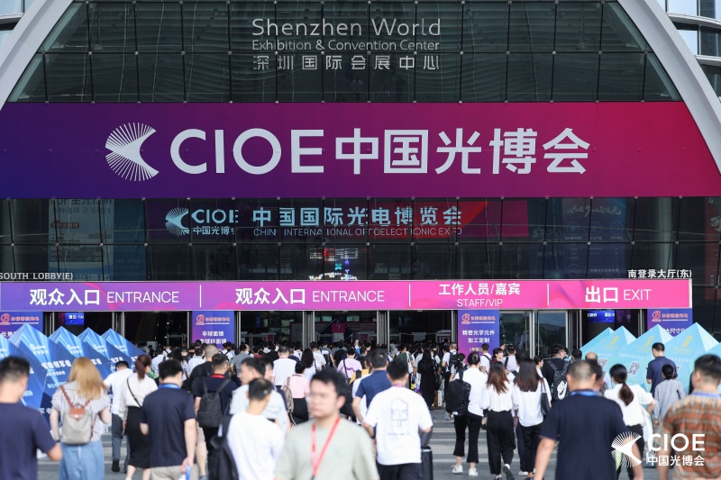 百思真空携战略伙伴Izovac亮相CIOE 2025，发布镀膜解决方案与技术前沿演讲